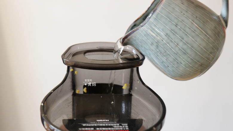 奶香玉米汁（原汁机版）,倒入冷开水或纯净水；