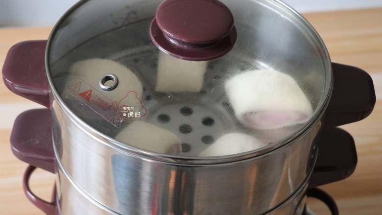 双色馒头,放进蒸锅里，盖上锅盖继续二次发酵半小时；