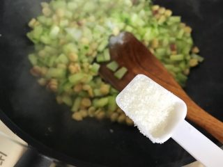 青瓜玉米粒,加一小勺细砂糖带出鲜味，翻炒均匀，即可