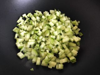 青瓜玉米粒,待锅内油七分热时，下青瓜丁，翻炒30秒