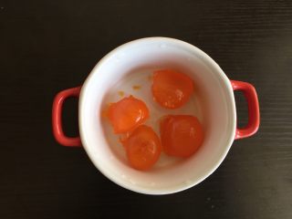蛋黄焗南瓜（非油炸）,咸蛋黄（生的）表面喷白酒