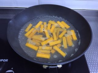 蛋黄焗南瓜（非油炸）,开水下锅，焯熟，注意时间不能太长，南瓜太面了口感不好，大概2分钟