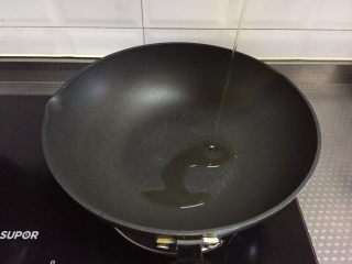 蛋黄焗南瓜（非油炸）,锅中倒入炒菜量的油，烧热