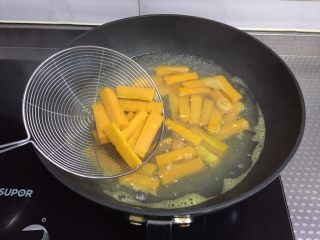蛋黄焗南瓜（非油炸）,捞出沥干水分
