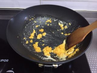 蛋黄焗南瓜（非油炸）,倒入咸蛋黄碎炒至出香味，起白沫