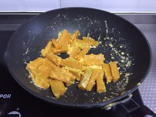 蛋黄焗南瓜（非油炸）,倒入南瓜条不停翻炒