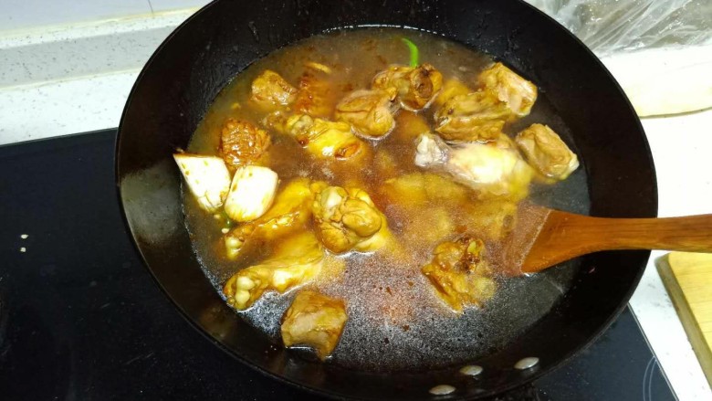 排骨、鸡翅根炖土豆,加入沫过食材的水，大火煮开。