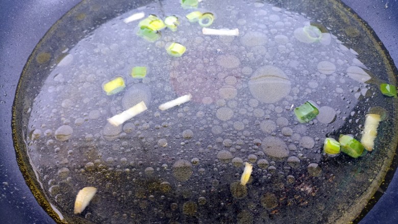 西红柿金针菇鸡蛋汤,然后锅里倒入适量水。