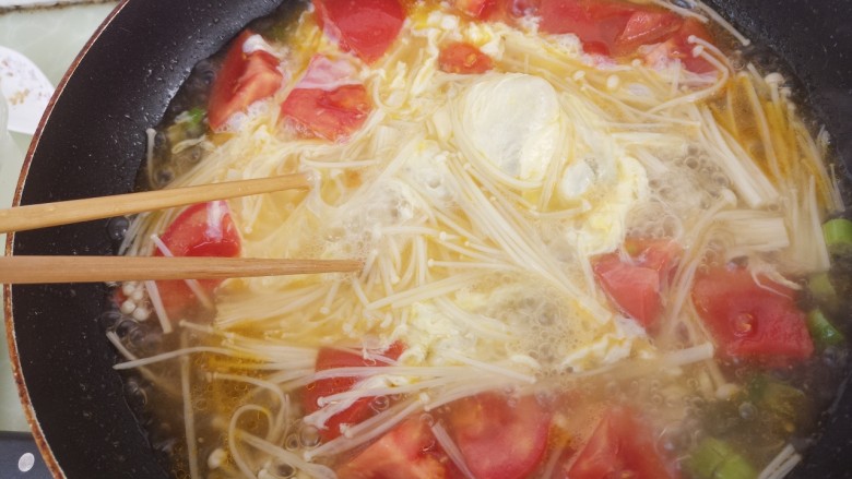 西红柿金针菇鸡蛋汤,然后搅拌均匀就可以了。