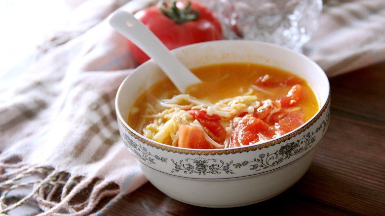 西红柿金针菇鸡蛋汤,装入碗中喝吧。