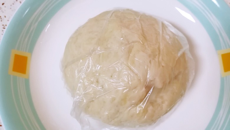 苏式鲜肉月饼,用保鲜膜包上松弛半个小时。