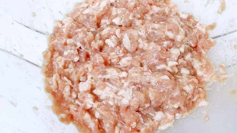 苏式鲜肉月饼,直至肉馅颜色变浅泛白。