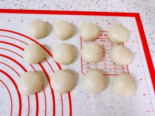 苏式鲜肉月饼, 油皮面团撕掉保鲜膜揉光，平均分成12份（每份21-22g），搓圆盖上保鲜膜备用。