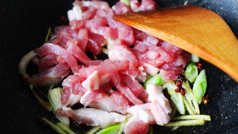 最经典的家常芹菜炒肉，多吃它清热解毒又养血补虚,这个时候放入切好的猪肉条，继续用大火进行翻炒片刻