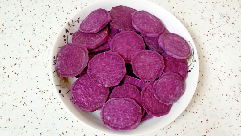 紫薯馅,<a style='color:red;display:inline-block;' href='/shicai/ 2643'>紫薯</a>去皮洗干净，切成片放在盘子里。