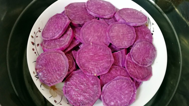 紫薯馅,给紫薯里面加20g纯净水（因为紫薯比较干，放点水蒸出来比较容易压成泥，如果买的紫薯水分比较大可以不加哦），蒸锅内倒水放蒸架，放上紫薯大火烧开，转中小火蒸20分钟。