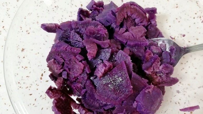 紫薯馅,蒸好的紫薯放在大一点的盆里。
