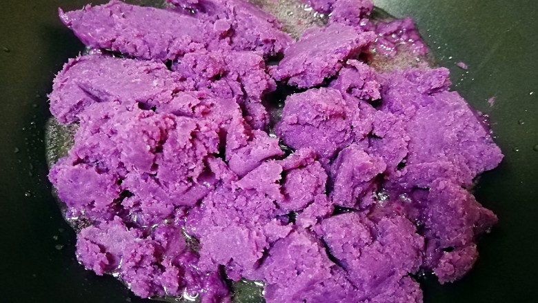 紫薯馅, 不粘锅放油小火烧热，倒入紫薯泥翻炒。