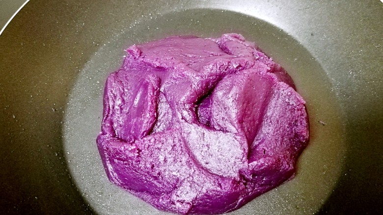 紫薯馅,翻炒至细砂糖完全融化，紫薯泥能抱成一团的时候关火。