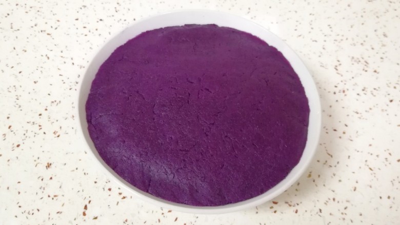 紫薯馅,炒好的紫薯泥盛出晾凉，盖上保鲜膜放入冰箱冷藏备用。