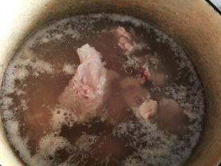 时蔬炖排骨,取锅加入洗净的排骨焯水