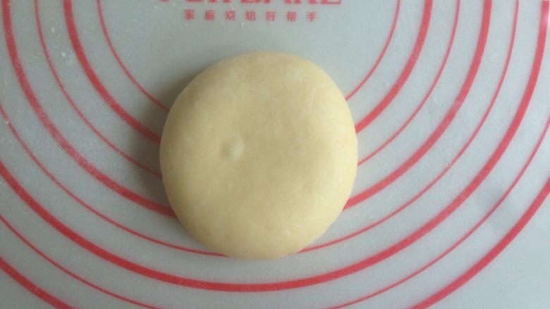 鸡蛋面饼,将小面团用手掌压一下，再用擀面棍擀一下，不要擀太薄要有点厚度。