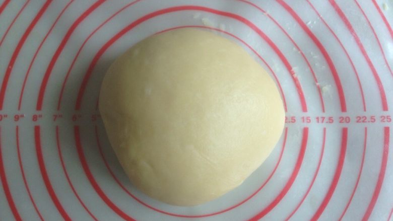 鸡蛋面饼,揉成光滑的面团。