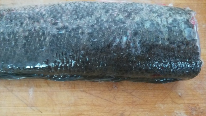 新文美食  家常酸菜鱼,在用刀在中间片为两半。