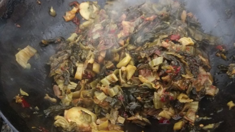 新文美食  家常酸菜鱼,在加入一袋包酸菜料，在放入适量水烧开。
