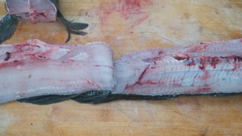 新文美食  家常酸菜鱼,如图所示一直片到尾部。