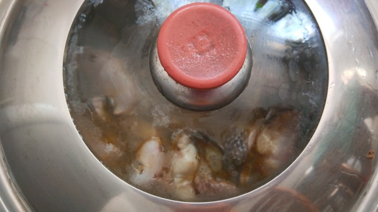 新文美食  家常酸菜鱼,在盖好煮10钟即可。