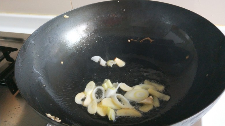 新文美食  家常酸菜鱼,锅中放适量油炒香葱姜蒜。
