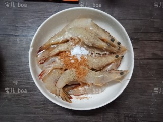椒盐烤虾,把1盐勺的椒盐粉，1盐勺的孜然粉，1盐勺的盐和半盐勺的胡椒粉倒入虾中，抓均匀