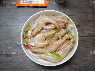 椒盐烤虾,再加入洋葱丝和青椒丝拌均匀腌制20分钟
