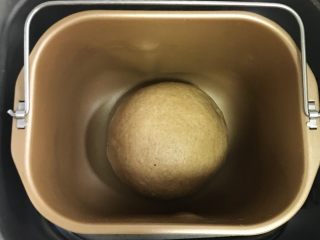 黑麦核桃枸杞面包,把面团整理好放入面包机内，盖上保鲜膜进行发酵。