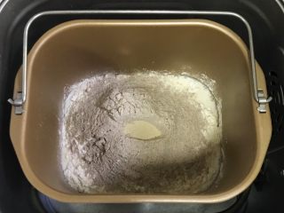 黑麦核桃枸杞面包,除黄油以外的面包材料都放入面包机内（先液体后粉类的顺序，红糖和盐对角放），在面粉中间挖个洞，把酵母粉倒入，启动和面程序。