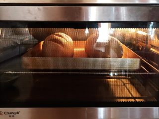 黑麦核桃枸杞面包,入预热好的烤箱中层，上下火180度约烤20分钟左右。