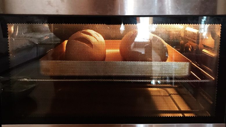 黑麦核桃枸杞面包,入预热好的烤箱中层，上下火180度约烤20分钟左右。