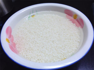 黄梅酱粢饭团,糯米提前浸泡3小时以上，用手捏下米即可碎的状态。