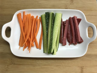 黄梅酱粢饭团,把黄瓜、胡萝卜和香肠分别切成条状。