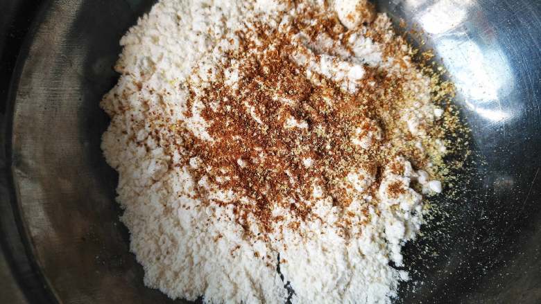 香酥芝麻烧饼,在20克面粉中加入盐、五香粉和胡椒粉，混合均匀