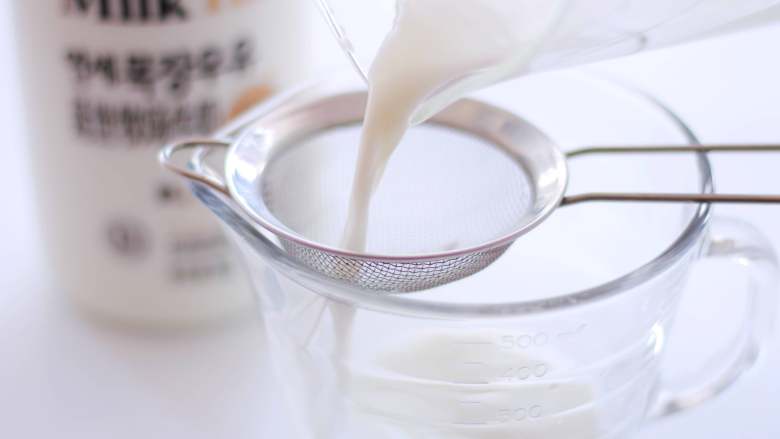 承味延世芒果牛奶布丁, 把牛奶混合液过筛，倒入倾斜的玻璃杯中，放入冰箱冷藏 3 小时。