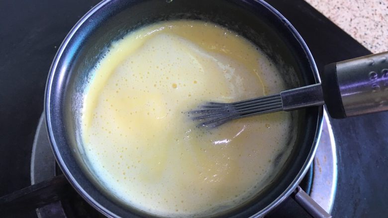 蜜桃慕斯,接着将蛋奶液倒入奶锅中，开小火，不断搅拌蛋奶液至微微沸腾就关火