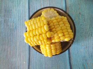 东北炖排骨,然后把玉米切成几段。