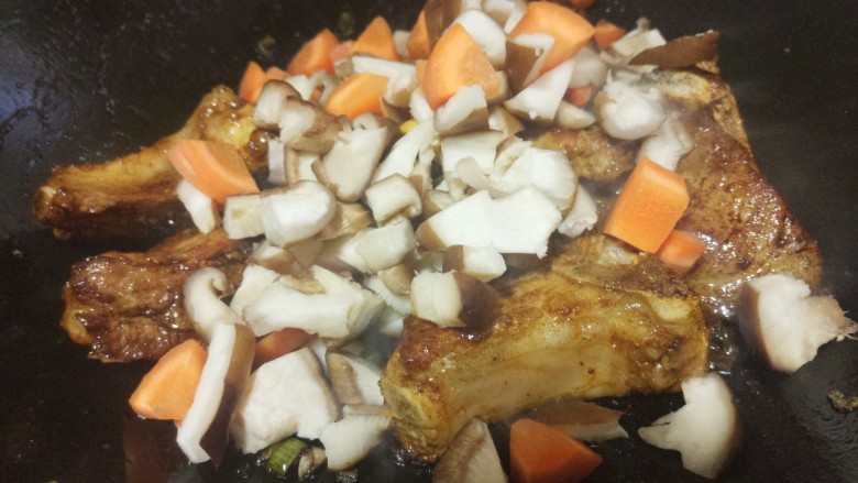 香喷喷的排骨焖饭,加入香菇和胡萝卜。