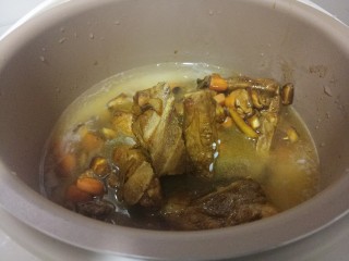 香喷喷的排骨焖饭,然后电饭锅里放入米和水，再把炒好的菜放进去。