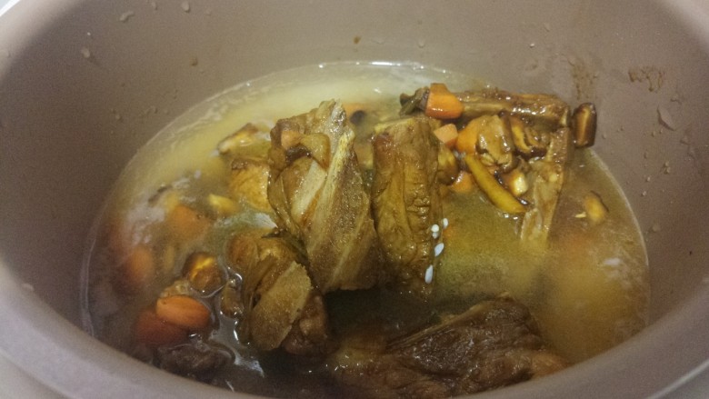 香喷喷的排骨焖饭,然后电饭锅里放入米和水，再把炒好的菜放进去。