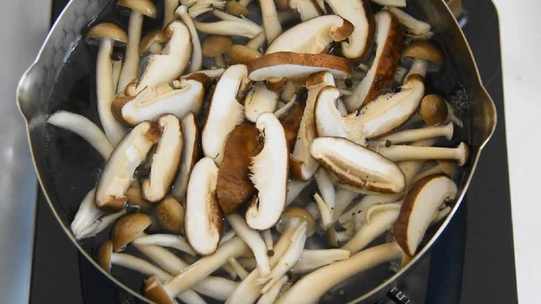 秋季多吃蚝油菌菇，清肠养胃口感也不错,
水开放入香菇、蟹味菇，用大火煮。