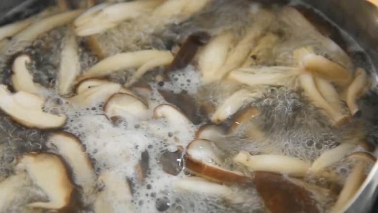 秋季多吃蚝油菌菇，清肠养胃口感也不错,水再次煮开后捞出。