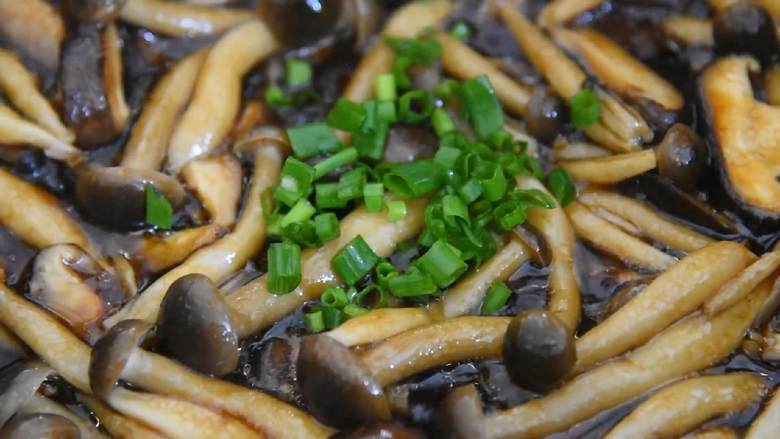 秋季多吃蚝油菌菇，清肠养胃口感也不错,撒上葱花，翻炒均匀，即可。